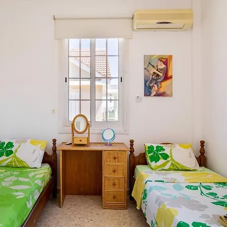 4 Bedroom Villa With Private Pool Near Beach Willa Oroklini
