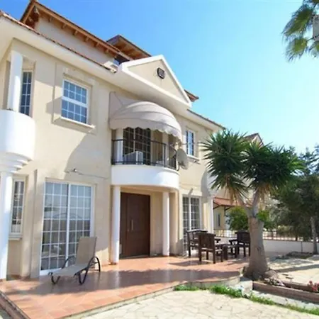 4 Bedroom Villa With Private Pool Near Beach Willa Oroklini
