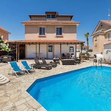 Villa 4 Bedroom Villa With Private Pool Near Beach *