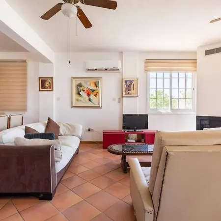 Villa 4 Bedroom Villa With Private Pool Near Beach *